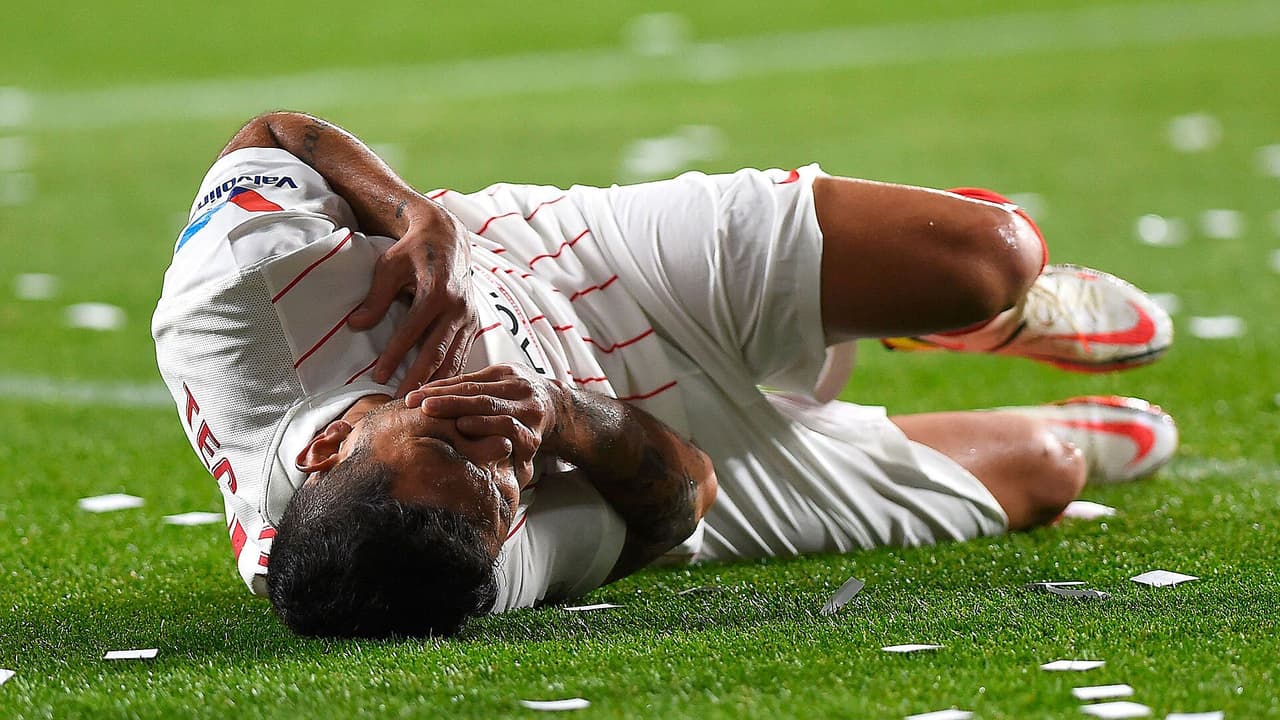 Operan a Tecatito por la rotura del peroné y ligamentos del tobillo en Sevilla