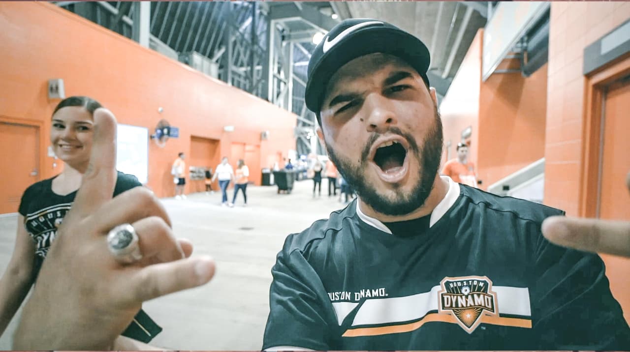 Tiene el verde de México pero es la camiseta del Dynamo. En Texas el fútbol es pasión.