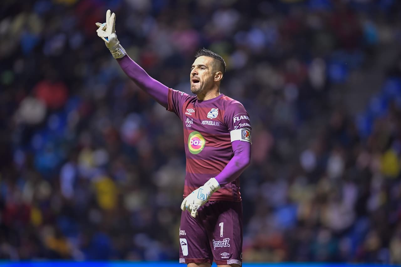 En un partido lleno de emociones, América fue de lo sublime con un gol en el minuto 1 a lo ridículo con dos expulsiones en 4 minutos, pero Puebla perdonó, no supo abrir el cerrojo y todo terminó en empate para repartir puntos en el inicio del torneo.