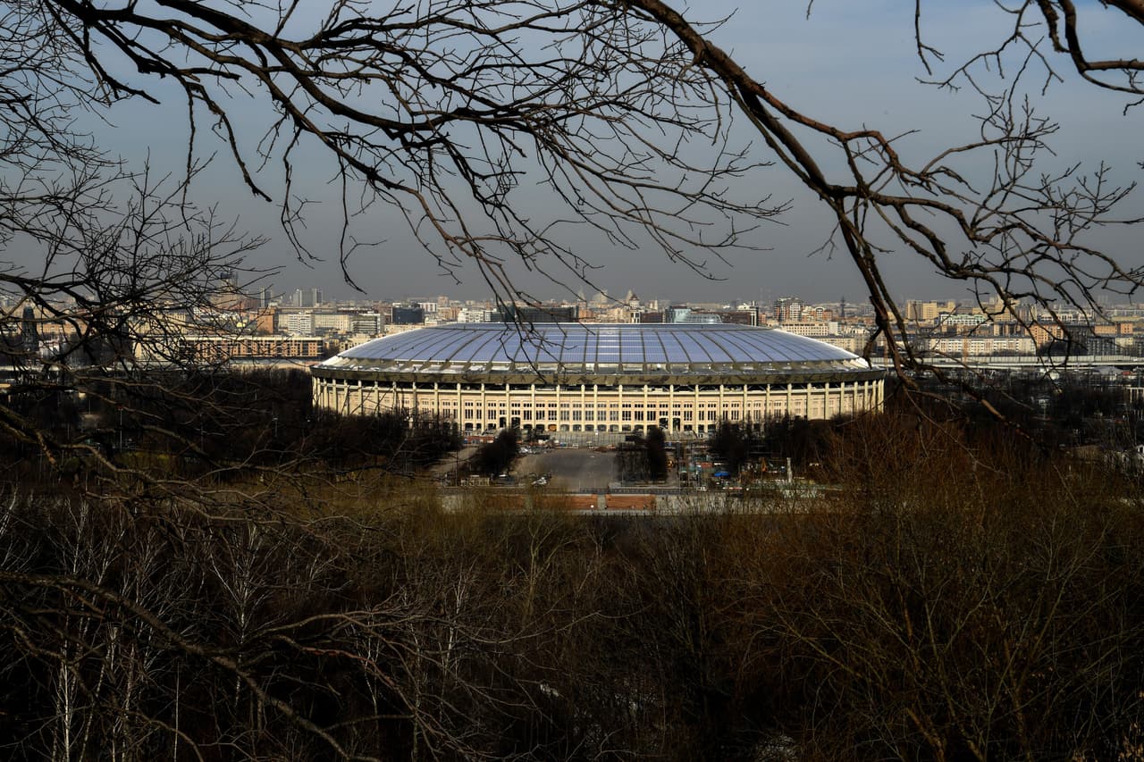 Fue construido en 1956 con una capacidad de 102.000 aficionados y fue estrenado ese mismo año en un partido amistoso entre la U.R.S.S. y la selección de China, el cual acabó con triunfo 1-0 para los soviéticos.