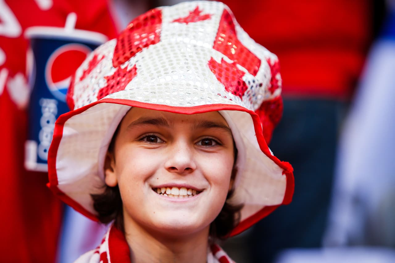 Las guapas fanáticas se hicieron presentes en Vancouver para disfrutar el Canadá vs. México