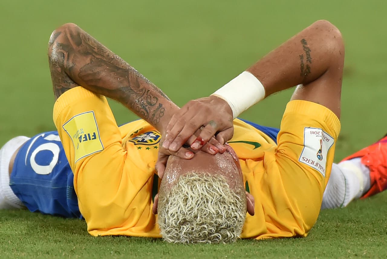 La estrella de la 'Canarinha' pagó caro el hacer un 'túnel' sobre Yasmani Duk, quien le propinó un codazo.