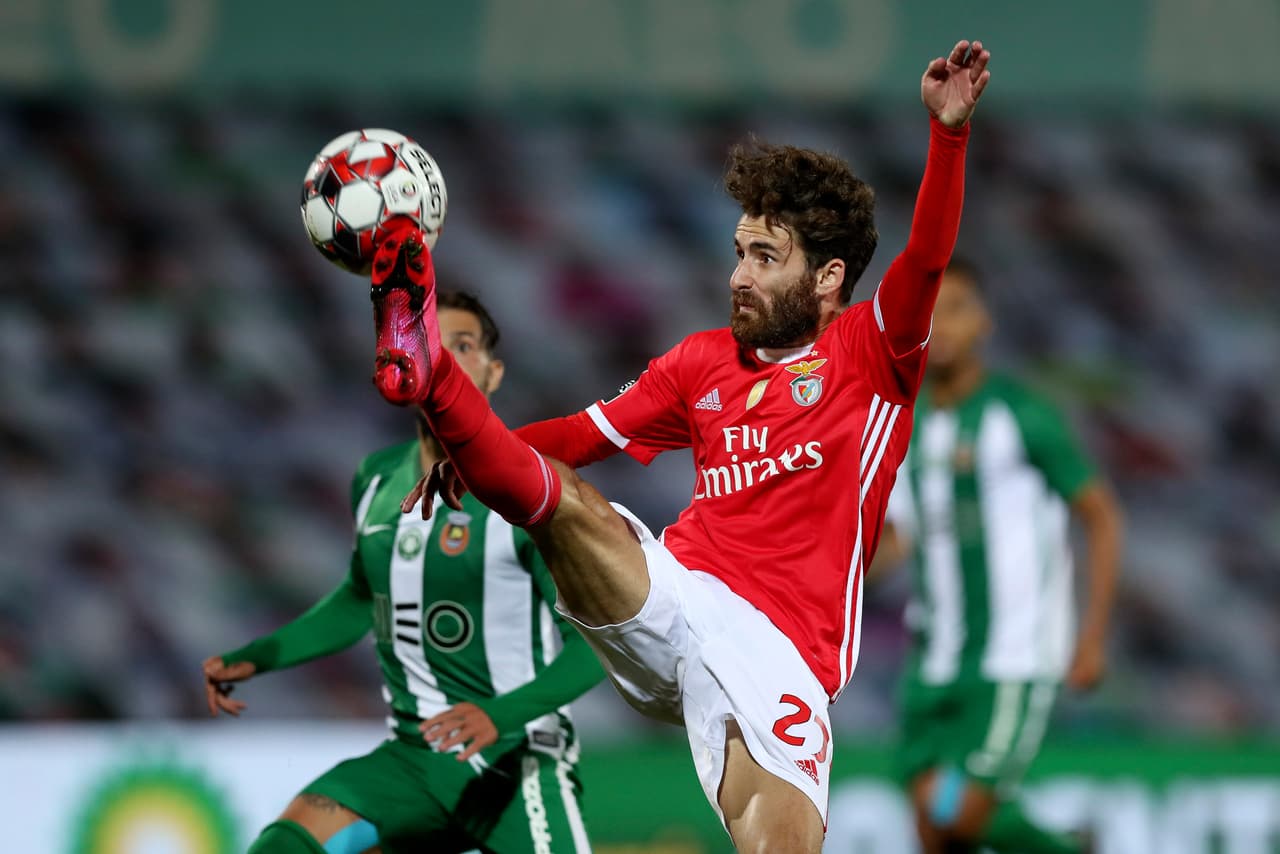 Mehdi Taremi adelantó a los locales al 27’ y el Benfica se alejaba lentamente de la conquista de la Liga portuguesa. En los últimos minutos de la primera mitad, llegaba el gol de Benfica para empatar el encuentro.