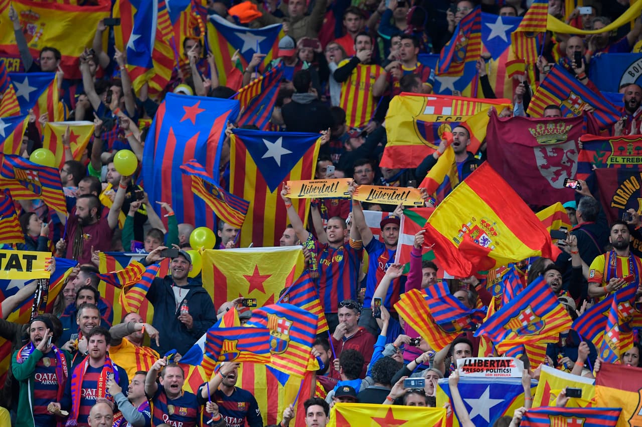 La fiesta en las tribunas se encendió con el título de Barcelona, el número 30 de la Copa Rey y el cuarto consecutivo.