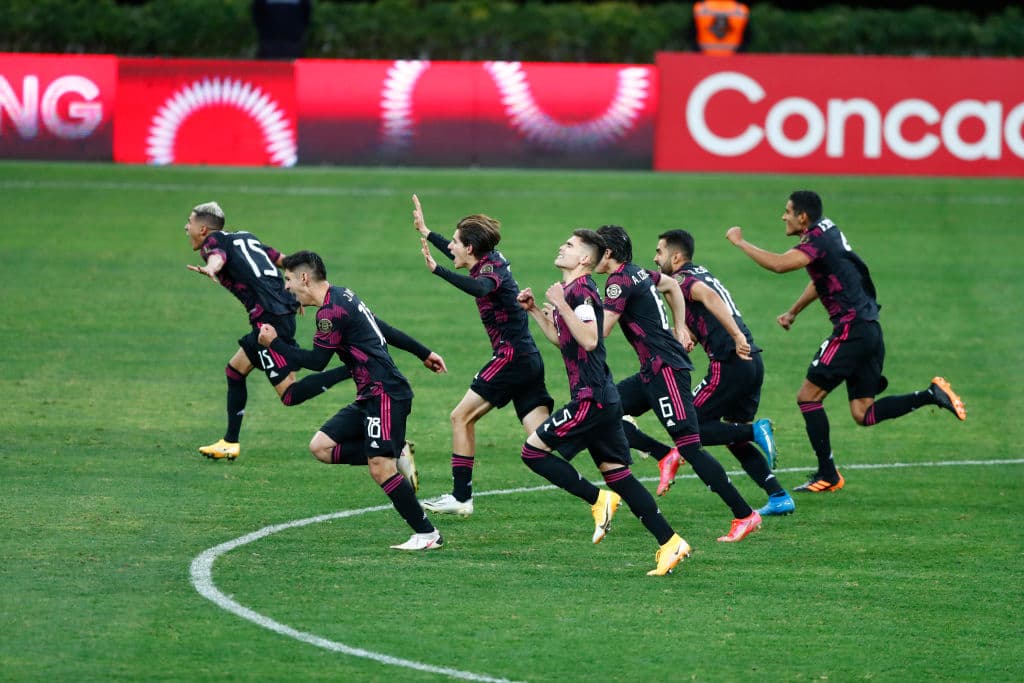 México celebra en el EStadio su Jalisco su tercer título al hilo del Preolímpico masculino, Alexis Vega recibió el Balón de Oro al mejor jugador del troneo y Sebastián Córdova se quedó con la bota de oro luego de quedar como campeón de goleo del certamen.