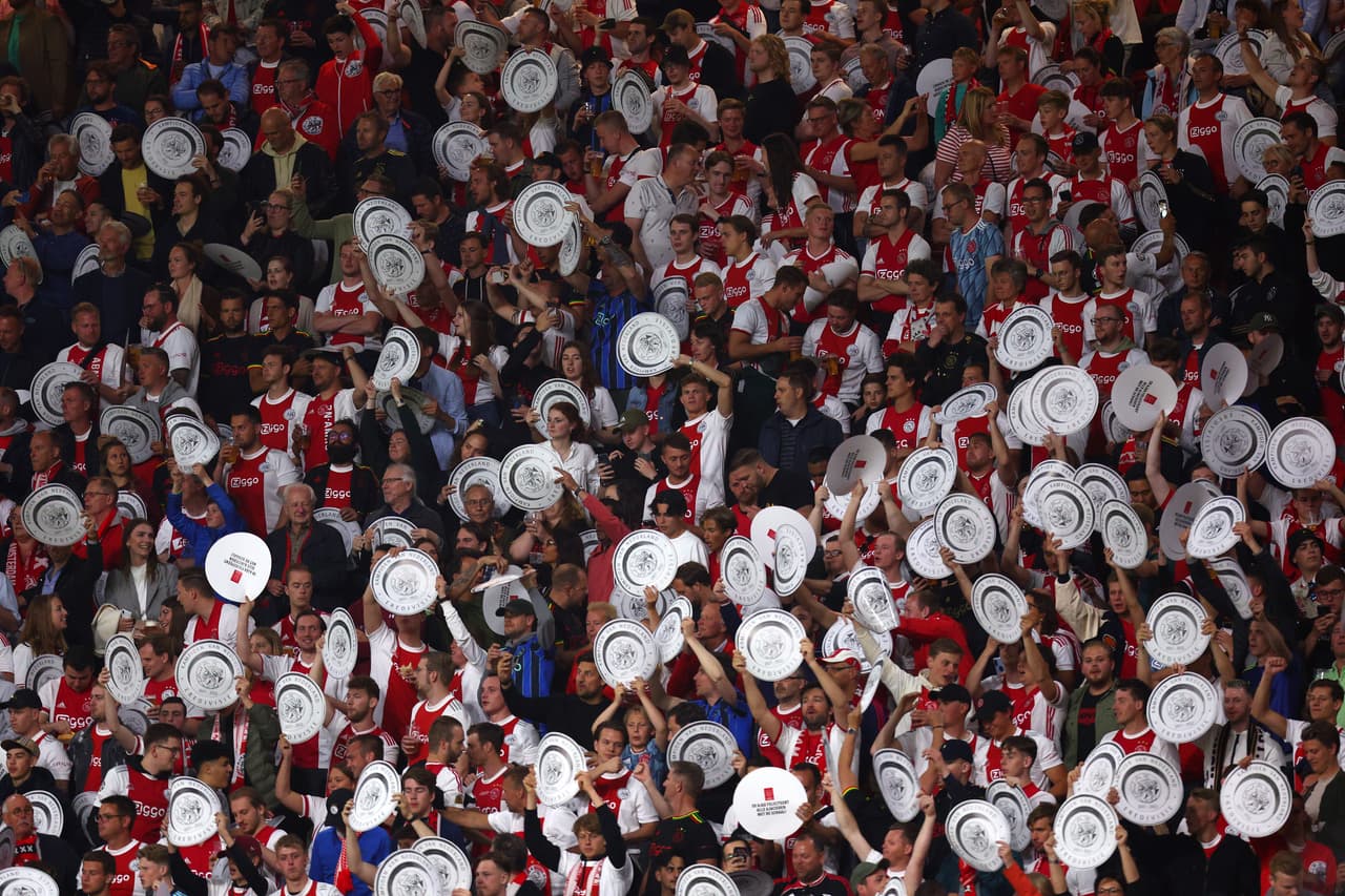 Edson Álvarez metió el quinto gol que redondeó la goleada del Ajax sobre un triste Heerenveen que solo fue comparsa para que alcen un nuevo título de Eredivisie pese al triunfo del PSV.