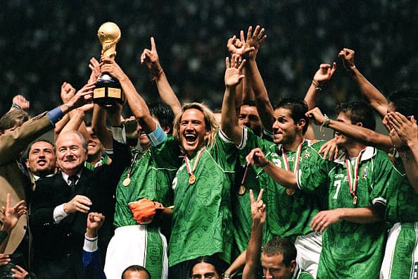 Fue parte del equipo que se coronó en la Copa Confederaciones 1999 tras vencer en la final a Brasil.