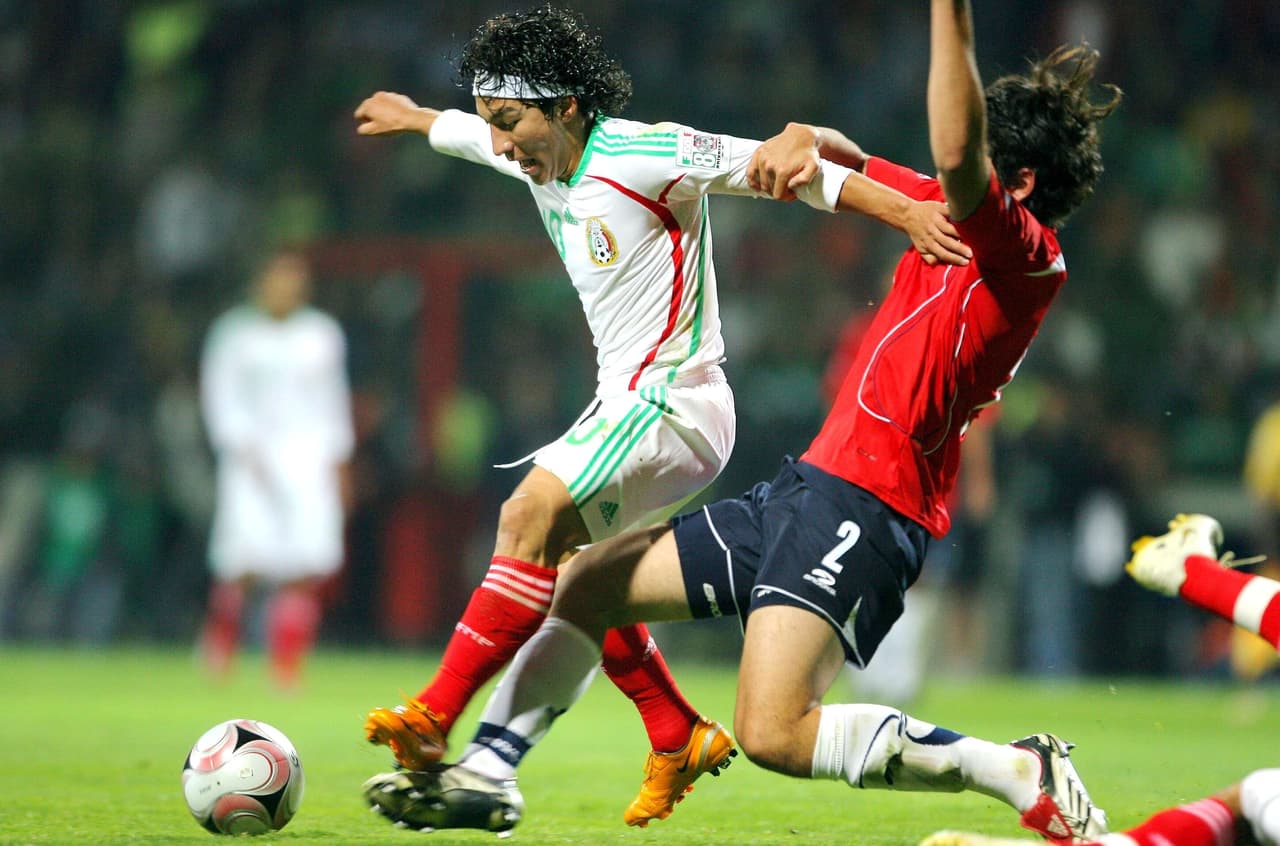 Tras destacar las fuerzas básicas del Cruz Azul, en el 2005 Jesús Ramírez lo convoca para jugar el Mundial Sub-17 en Perú.