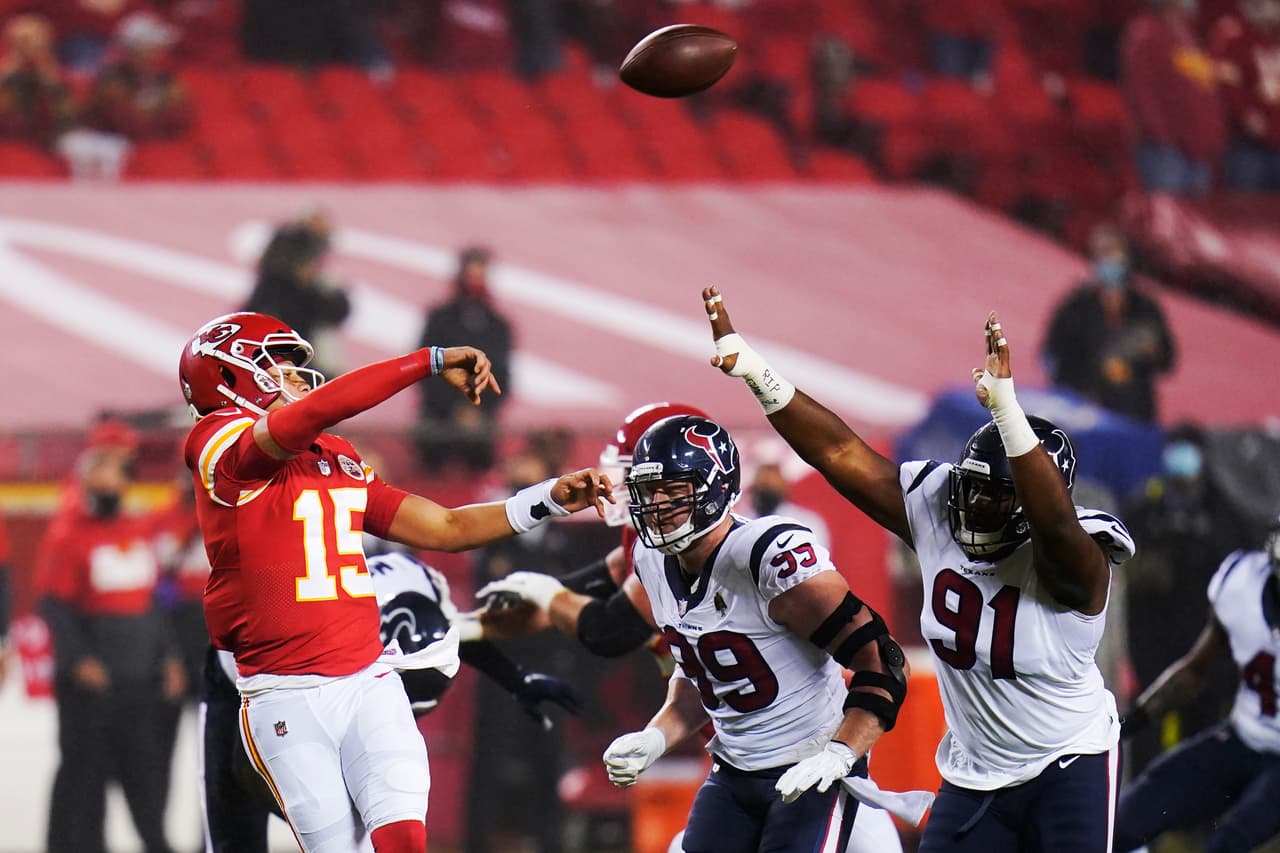 La defensa de los Texans trata de responder, pero Patrick Mahomes no arriesga el ovoide.