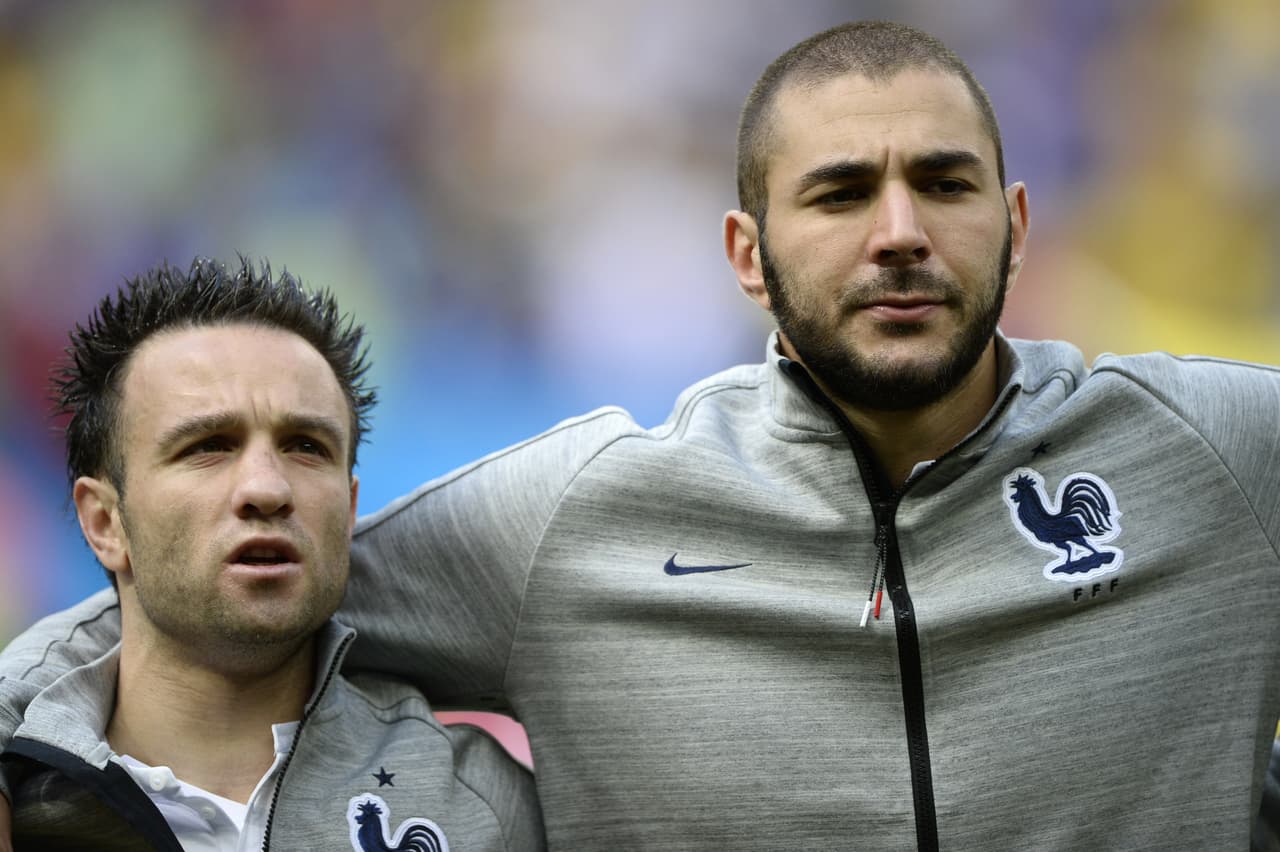 El 9 del Real Madrid está actualmente vinculado en un escándalo por extorsión al también futbolista Mathieu Valbuena por un video sexual. Benzema fue arrestado por la policía para encarar un interrogatorio por su participación en los hechos.