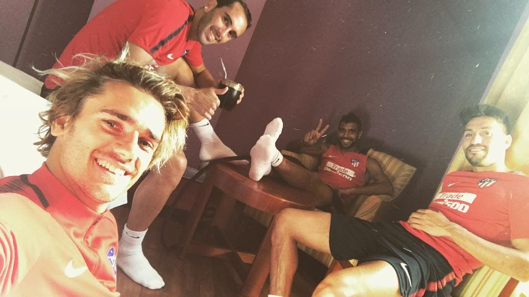 Antoine Griezmann. El atacante francés fue el primero de la élite que llamó la atención por traer el termo y el mate bajo el brazo antes de los entrenamientos y al llegar a los patidos, como si fuera sudamericano.