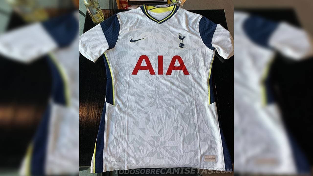 Unos degragados y las franjas azules en las mangas, así sería la camiseta del Tottenham.