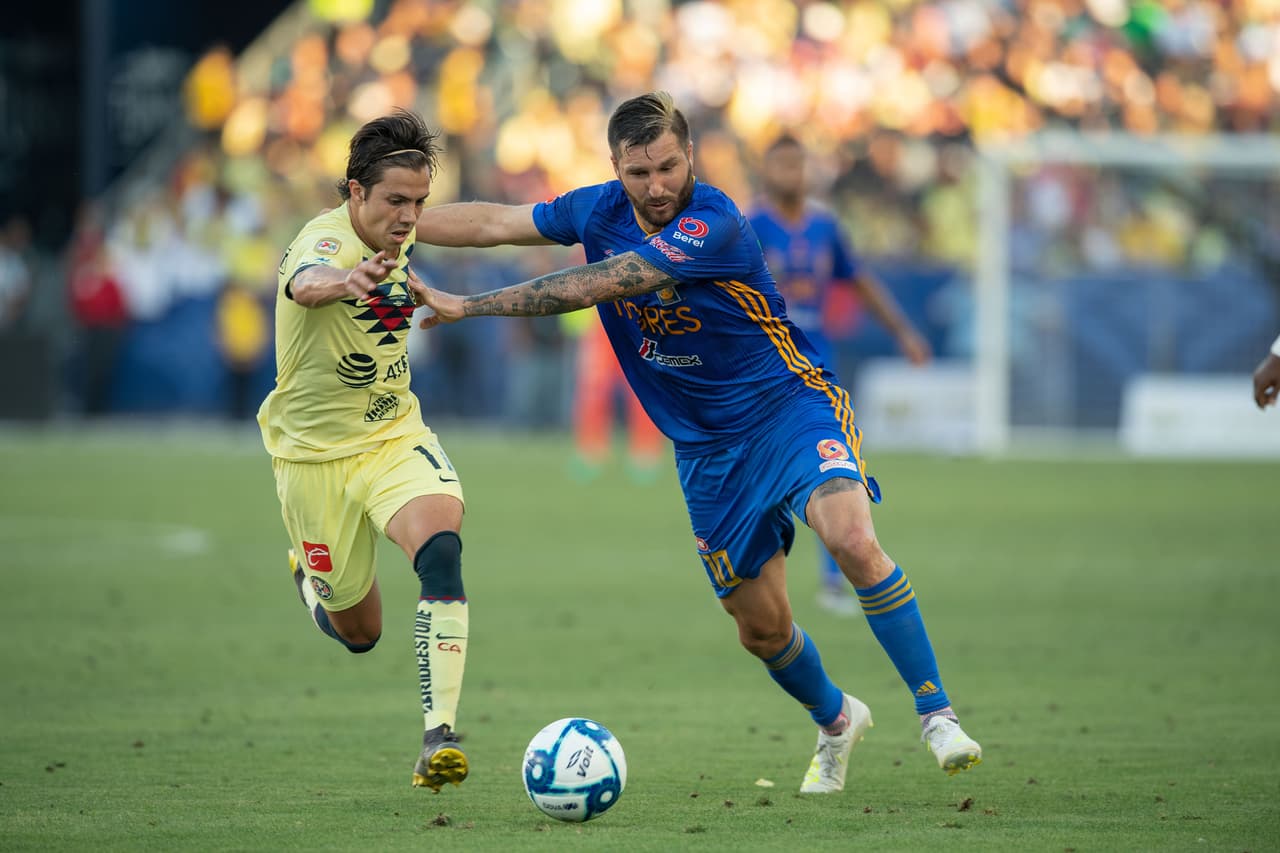 Desde luego, Andre-Pierre Gignac, el símbolo de los felinos, celosamente custodiado por la zaga azulcrema para impedirle que hiciera sus jugadas de fantasía y cargadas de veneno.