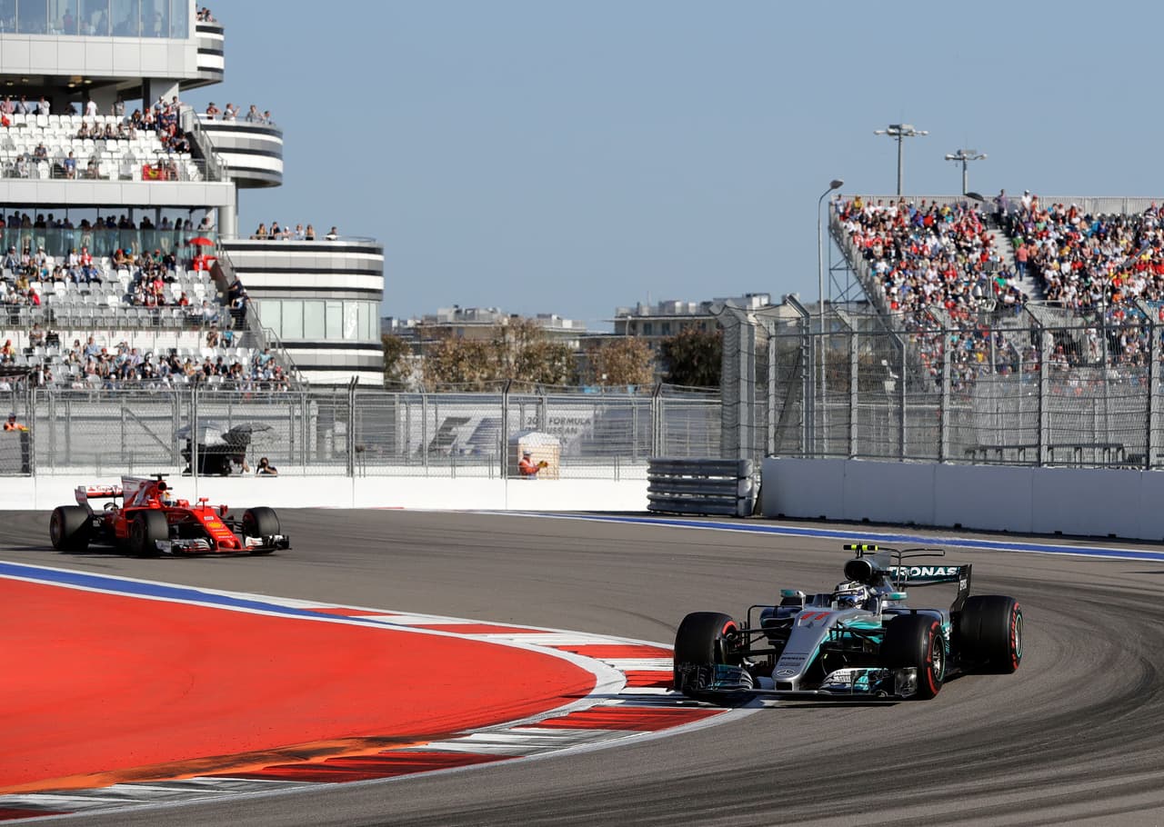 El duelo Bottas-Vettel se alargó durante los 52 giros en el trazado de Sochi. El alemán llenándole los espejos cada que podía al finlandés, que lo mantuvo al margen protegiendo su liderato.
