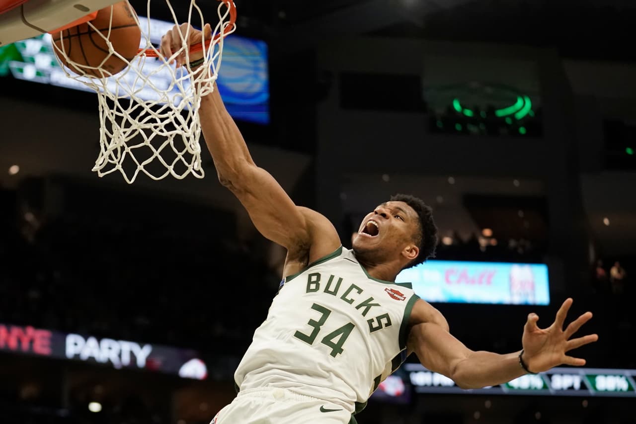 Milwaukee Bucks, a pesar de romper la racha de 18 victorias consecutivas, obtuvieron una importante victoria ante Los Angeles Lakers y una vez más Antetokounmpo mostró por qué es el MVP de la liga. Su récord es de 27-4.