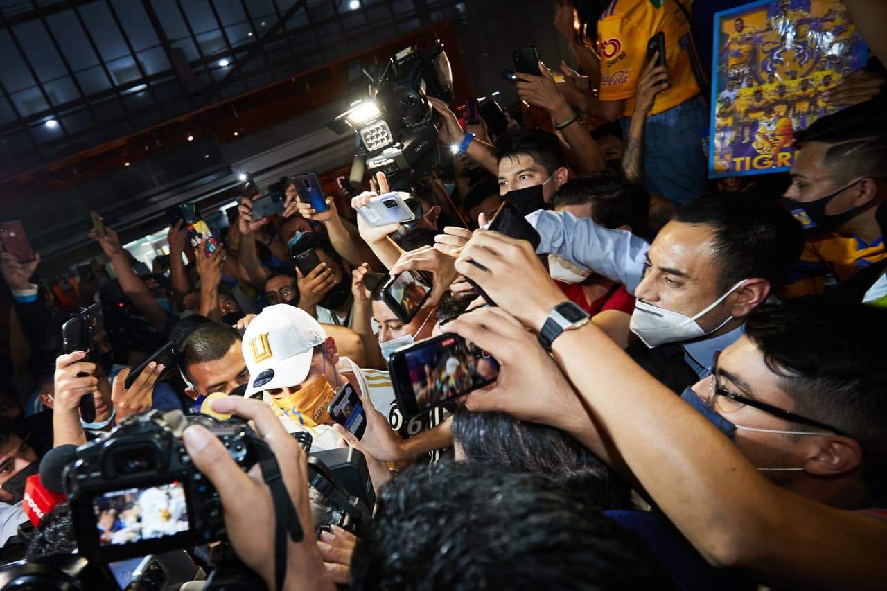 Multitudes de aficionados de Tigres acuideron al Aeropuerto Internacional de Monterrey a recibir al nuevo fichaje estrella del club.