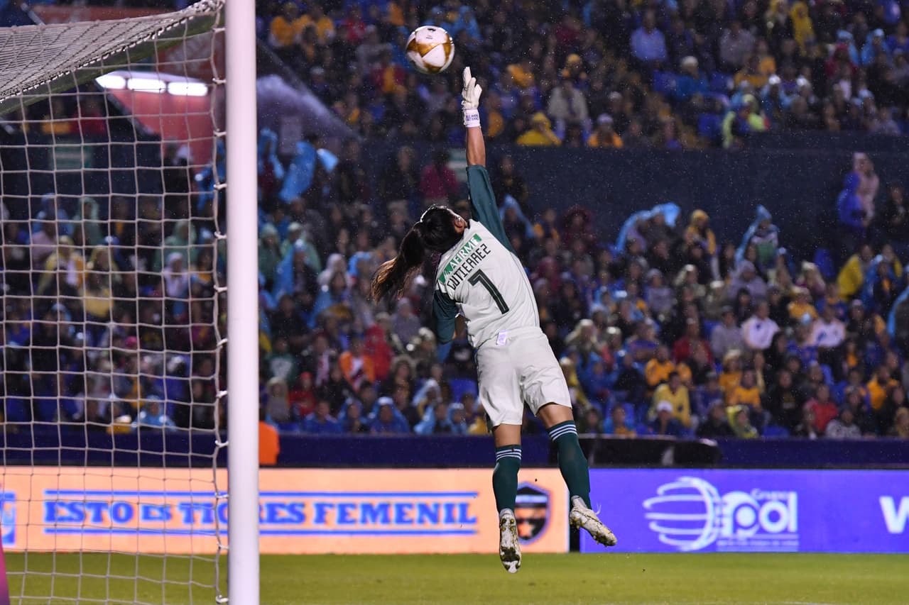 Pero la respuesta de las Chivas no se hizo esperar: a los 29 minutos, con un golazo, un tiro desde afuera del área de Susan Yanet Bejarano, las tapatías igualaron 1-1 el marcador.