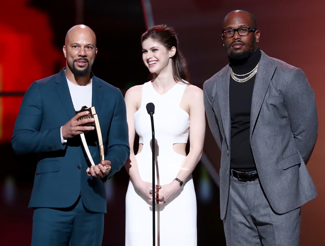Common, Alexandra Daddario y Von Miller, LB Denver Broncos