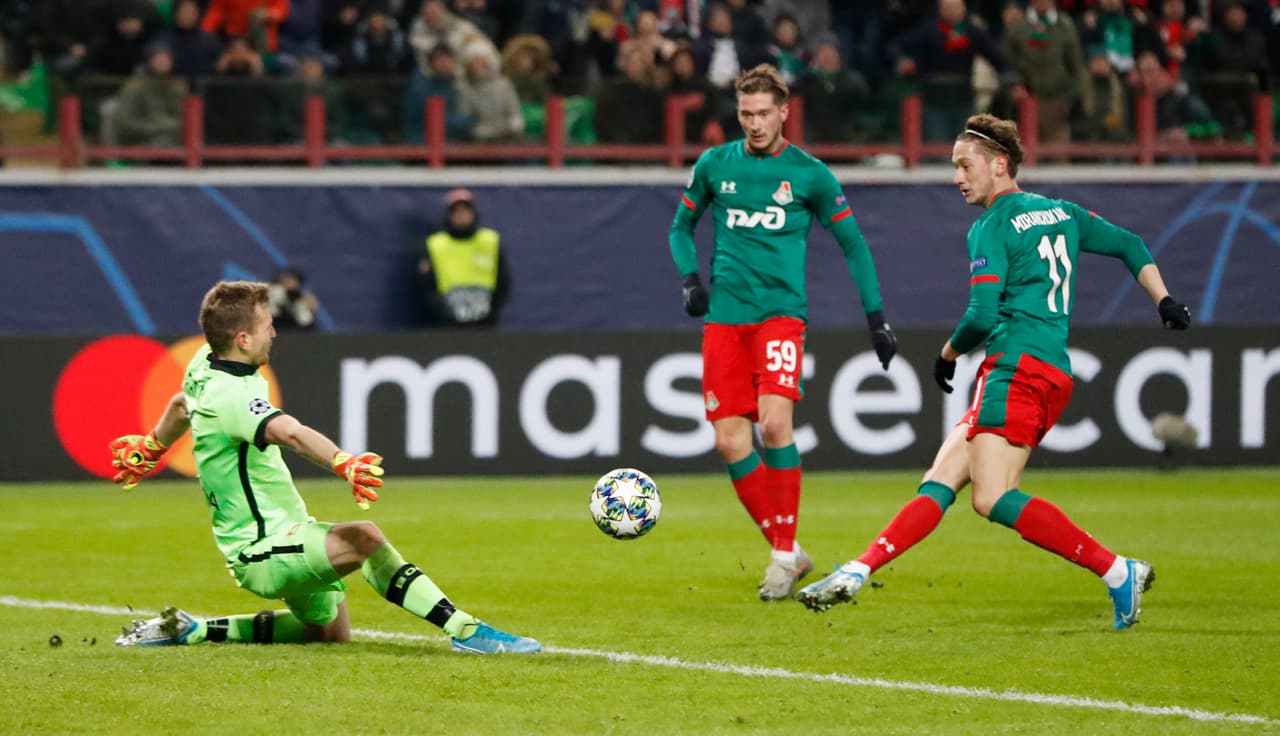 Anton Miranchuk del Lokomotiv tira pero el portero Lukas Hradecky bloquea el tiro.