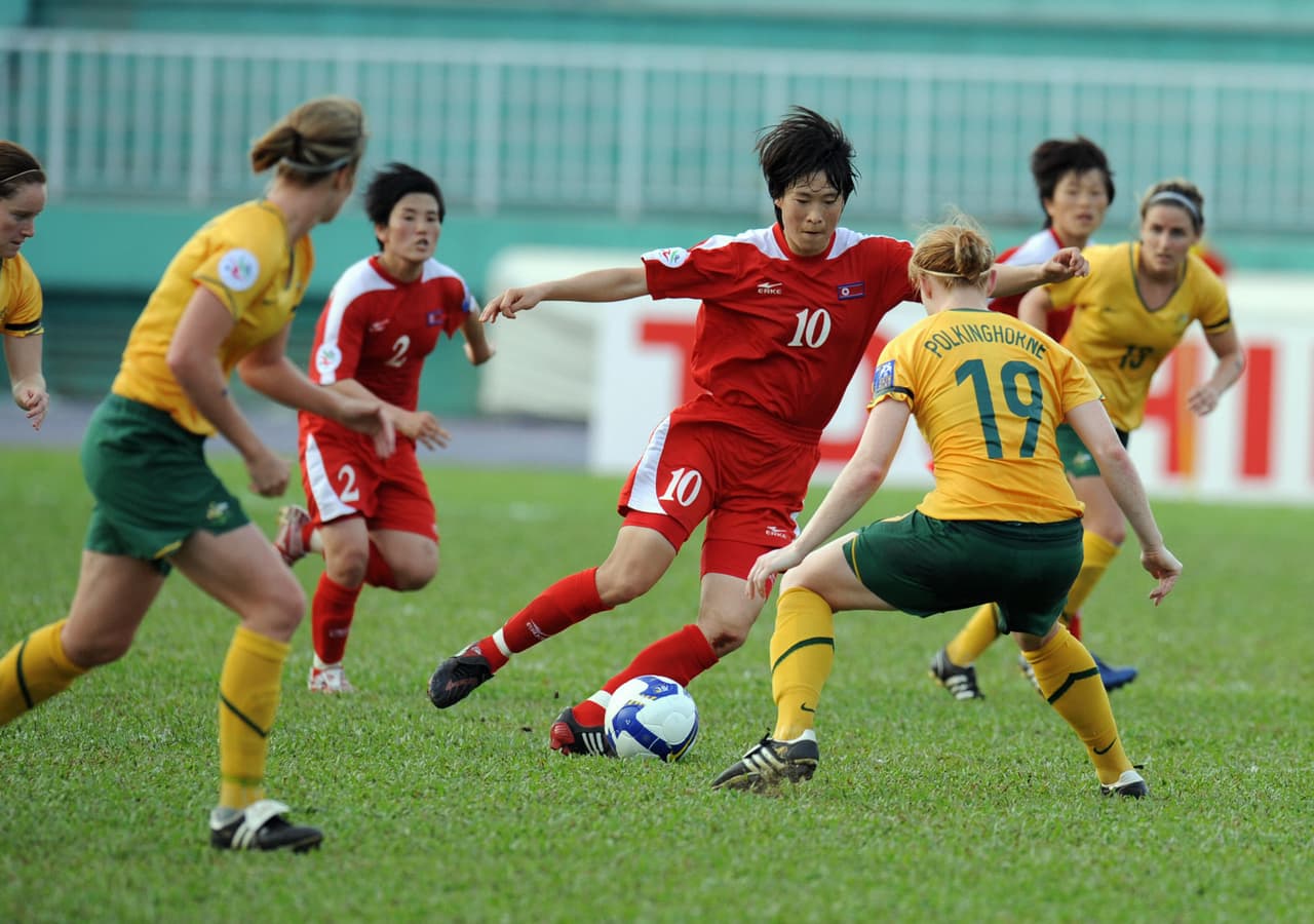 El drible, que también es un movimiento conocido en el básquetbol, consiste en moverse con el balón dominado pero cambiando la dirección del cuerpo de manera frecuente. Es la forma más común para confundir y eludir a un rival.