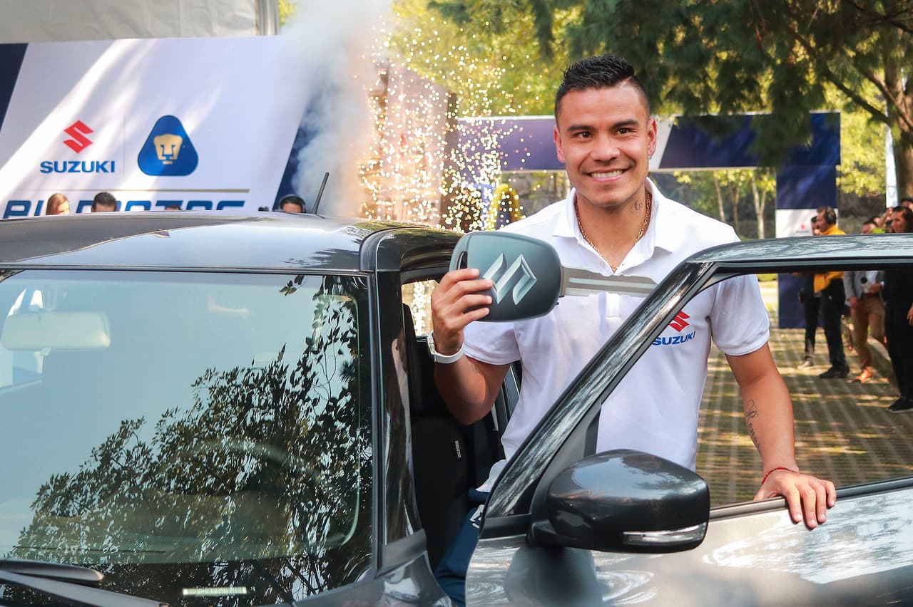 Los miembros de Pumas UNAM recibieron en la Cantera de su marca patrocinadora Suzuki vehículos de la misma gama de colores gris, blanco y rojo, a excepción del DT que recibió uno sport.