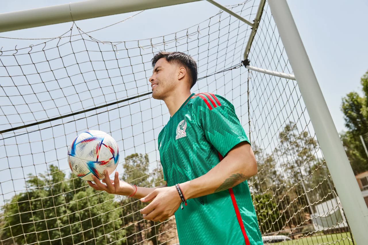 Con el lema, “El origen que nos une”, la nueva playera de México regresa a sus orígenes al utilizar los colores de la bandera --verde, blanco y rojo--.