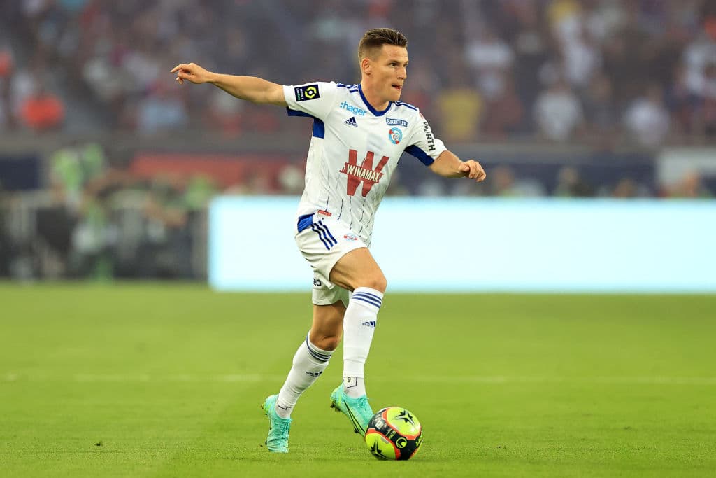 Paris Saint-Germain suma su segunda victoria en la Ligue 1 ante Estrasburgo 4-0. Mauro Icardi (3'), Kylian Mbappé (25'), Julian Draxler (27') y Pablo Sarabia (86') anotaron para el equipo local, mientras que para el Racing fueron Kevin Gameiro y Ludovic Ajorque. Previo al encuentro, el equipo parisino presentó a sus nuevos jugadores: Lionel Messi, Sergio Ramos, Gianluigi Donnaruma, Achraf Hakimi y Georginio Wijnaldum.