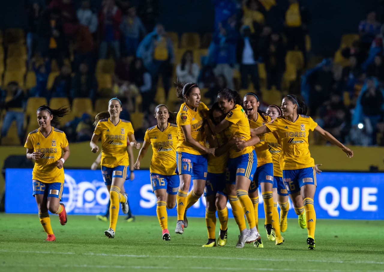 Y literalmente metiéndose a la portería empujando el balón, Espinoza le daba ventaja de 3-2 a las Tigres a minutos de llegar al medio tiempo, marcador que las mandaba a la Final.