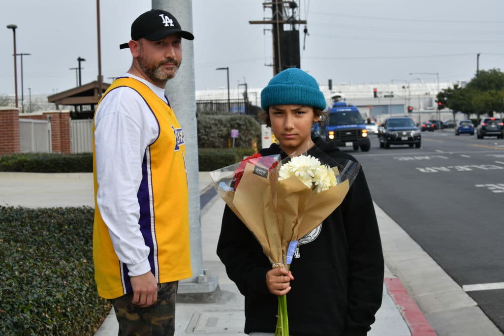 Aficionados se acercaron al Staples Center, entre lagrimas e indredulidad para dejar flores por la muerte de Kobe Bryant.