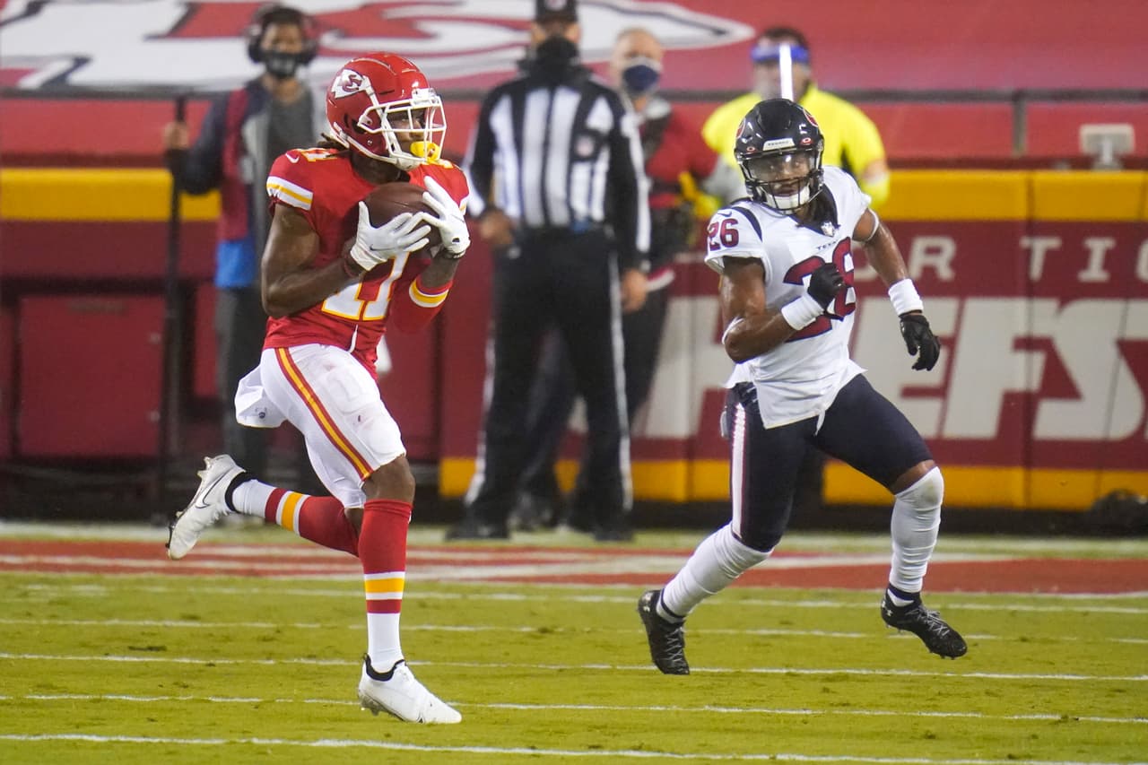 Los receptores de los Chiefs no sueltan los pases y mueven las cadenas.