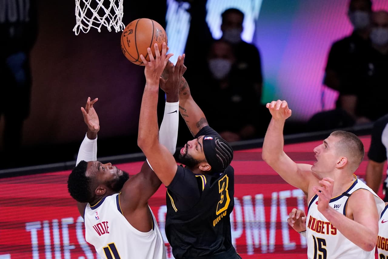 Anthony Davies anota 31 puntos y encesta la canasta que le da el triunfo a los Lakers 103-105 sobre los Denver Nuggets.