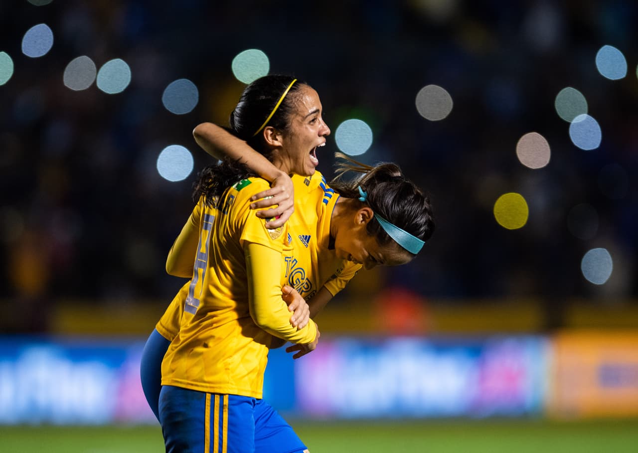 Festejo al doble para Carolina, en primer plano en la imagen, pues su gol fue muy bonito y sirvió para finiquitar la eliminatoria.