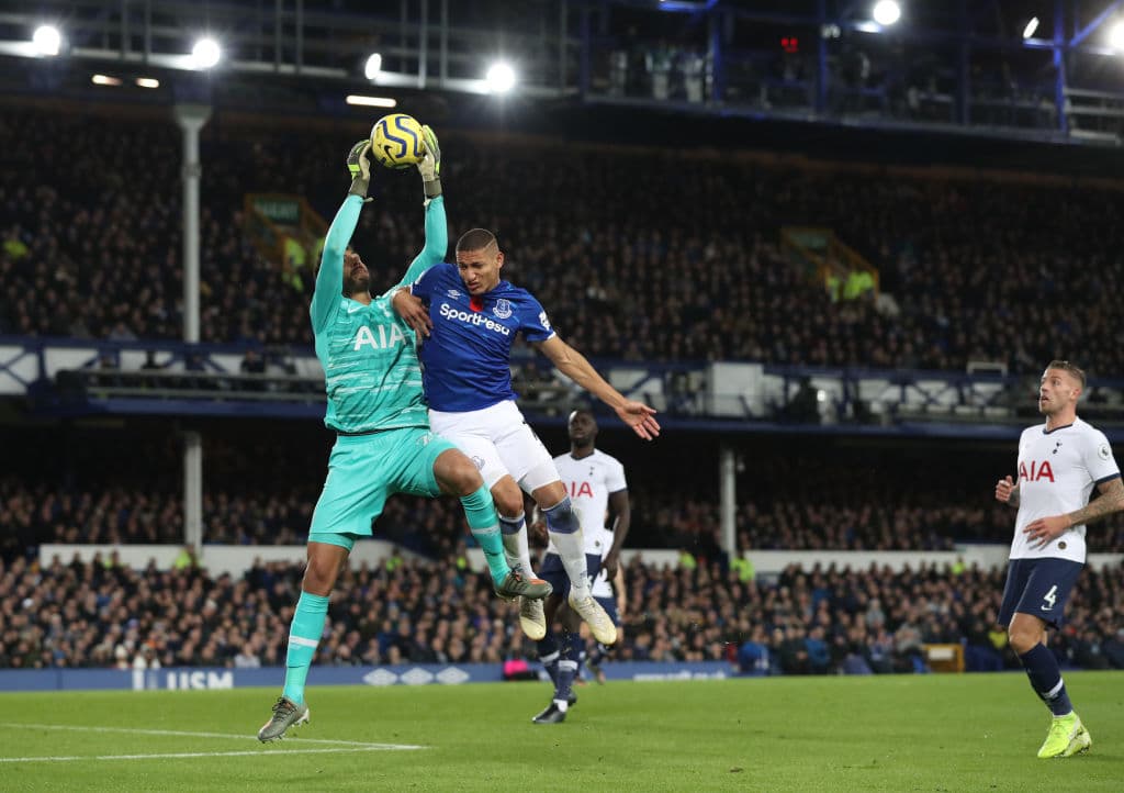 Paulo Gazzaniga se queda con el centro que no logra rematar Richarlison.