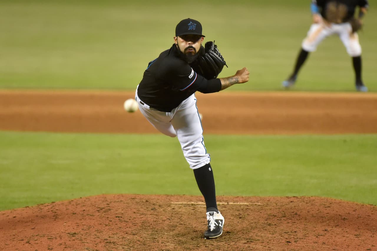 Sergio Romo llega a los Twins