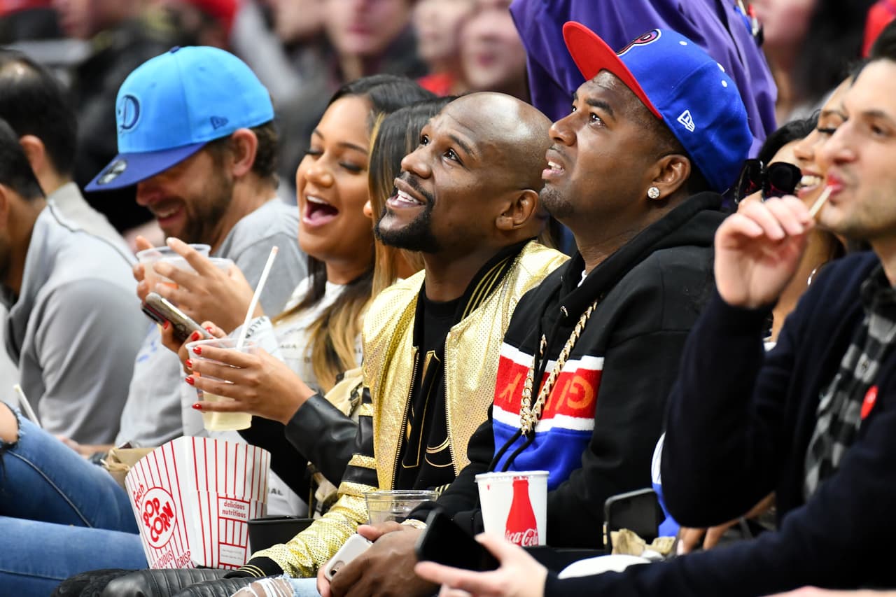El triunfo de los Clippers en la noche del lunes, en Staples Center, contó con la presencia de varias celebridades entre las cuales se destacan Elgin Baylor (ex NBA), Ben Schwartz (actor), Billy Crystal (actor), Adam DeVine (actor), Chloe Bridges (actriz), P-Reala (rapero) y Floyd Mayweather Jrl (boxeador).
