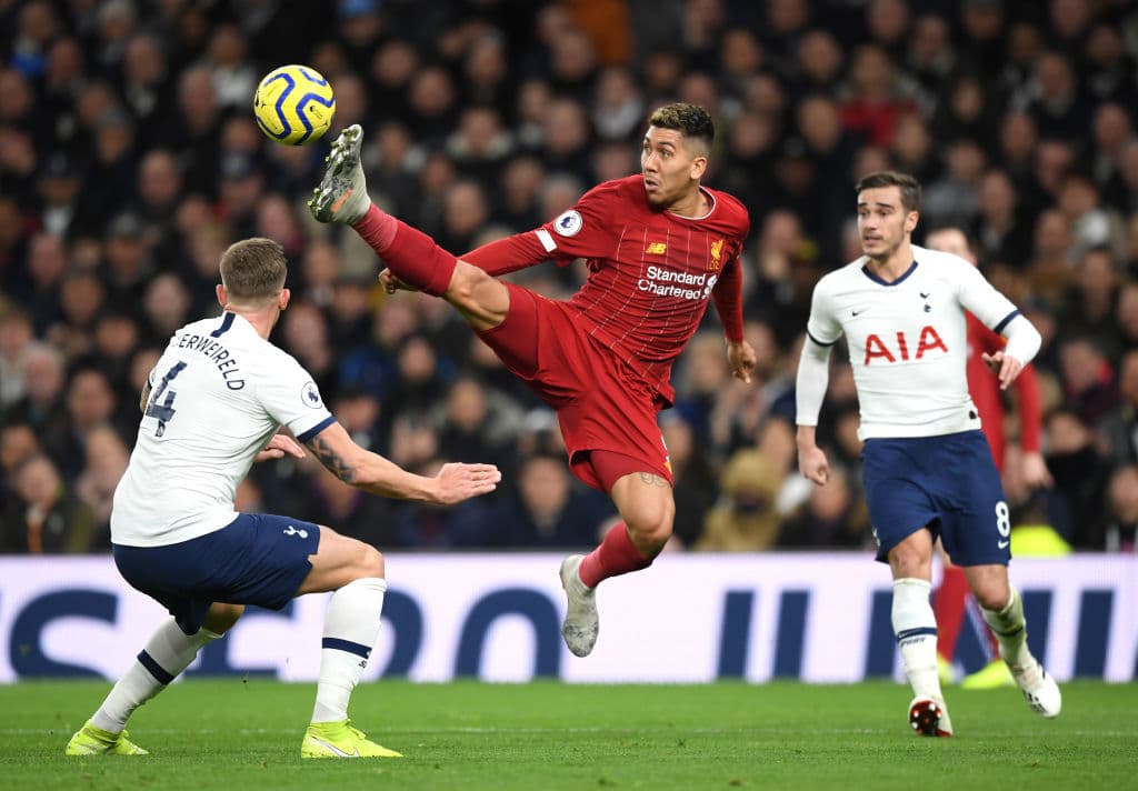 Roberto Firmino y su impecable técnica en un duelo ante Tottenham.