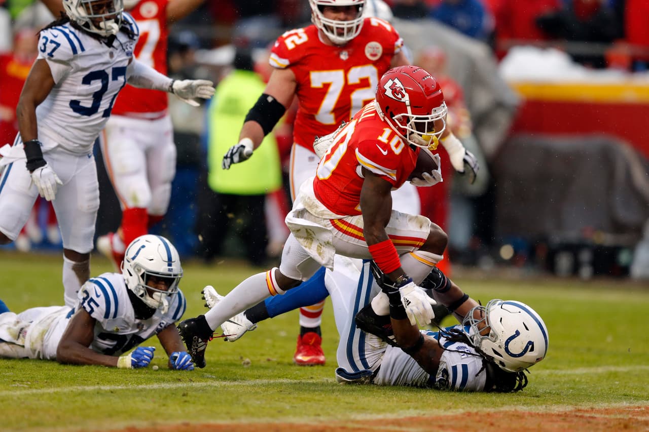 <b>Primer Cuarto: </b>¡Escapada letal de Tyrek Hill! En una reversible corre 36 yardas y extiende la ventaja.
<b>(Chiefs 14-0 Colts)</b>