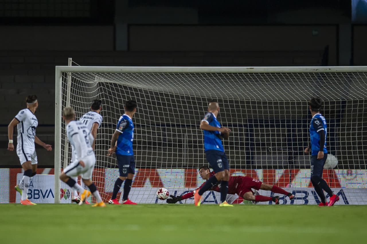 Los Pumas Hacen trabajar a Hugo Gonzáláez, y el portero mexicano responde de buena manera.