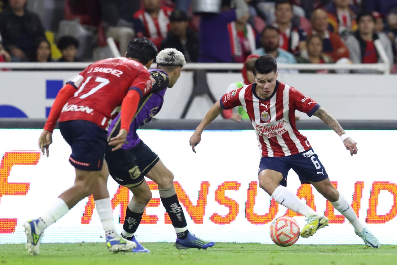 Chivas rescató la victoria ante Mazatlán en la Jornada 2 de la Copa por México 2022 con un polémico gol de Isaác Brizuela en tiempo de compensación. El 'Cone' disparó en el área, pero el balón impactó en el brazo de su compañero Luis Puente, lo que por regla debió ser anulado, pero el árbitro central lo dio por bueno.