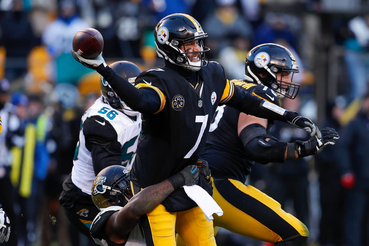 Ben Roethlisberger tuvo un gran partido que lamentablemente para su causa no fue suficiente. Acertó 37 de 58 pases para 469 yardas, un récord de la franquicia en playoffs, y lanzó 5 pases de anotación con una intercepción, que fue clave.