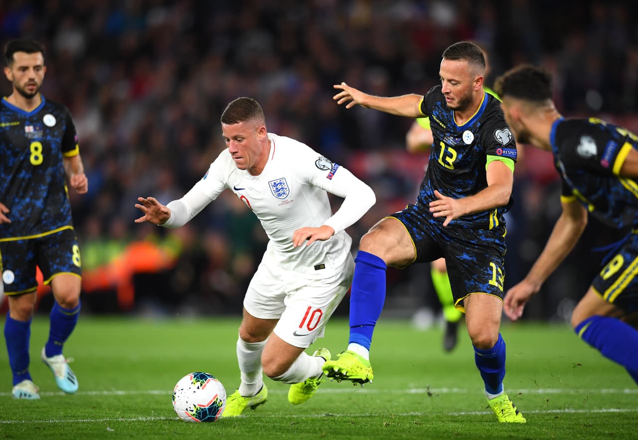 Ross Barkley es derribado en una jugada ofensiva.