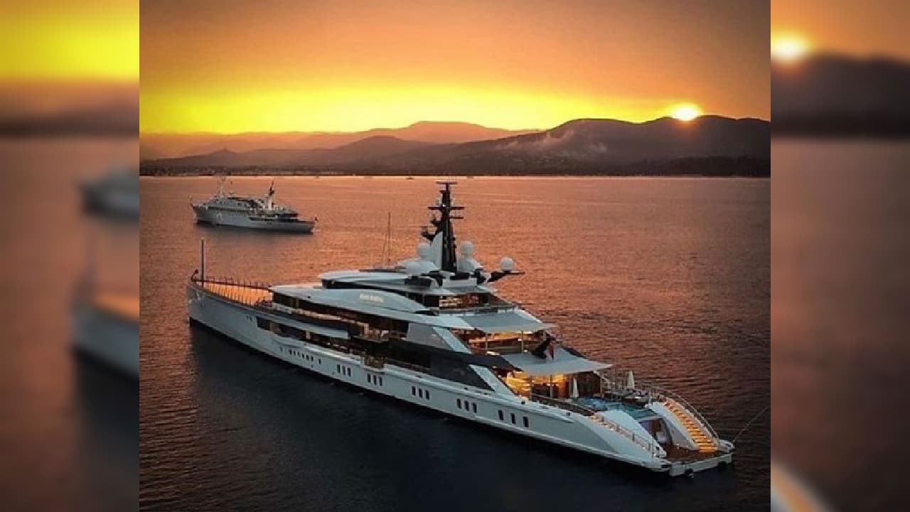 Jerry Jones adquirió la ostentosa embarcación por 250 millones de dólares hace poco más de un año.