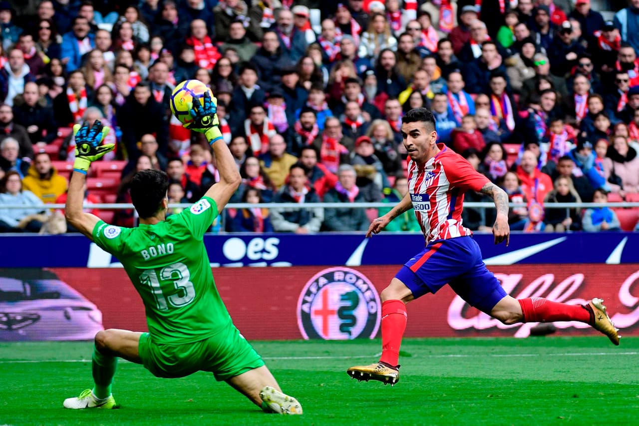 Más adalente, Correa volvió a tener una opción con este remate al que el portero Bounou salió rápido a cortar para enviar al tiro de esquina. Los Colchoneros eran dueños del balón.