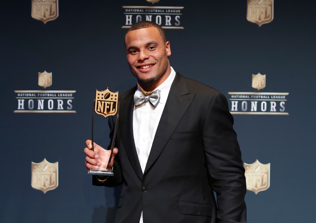 El quarterback de los Cowboys, Dak Prescott, fue proclamado como el mejor novato ofensivo del año.