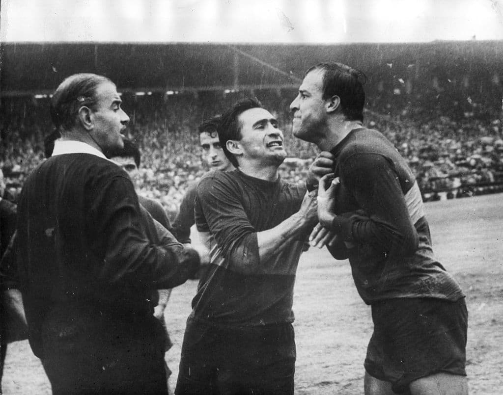 José María Silvero y Alfredo Rojas, en un duelo ante Independiente en 1965. Aquel año Boca salió campeón.