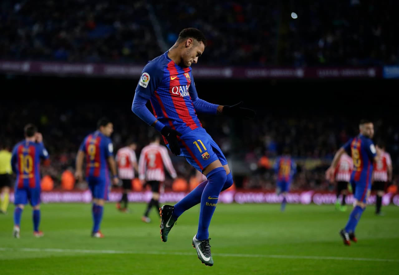 Neymar Jr. es quien parece ser el candidato más inmediato en esa disputa. Incluso, ya logró el quinto lugar en la edición del Balon de Oro 2016. Actualmente es quien empuja el carro del Barcelona junto a Messi.