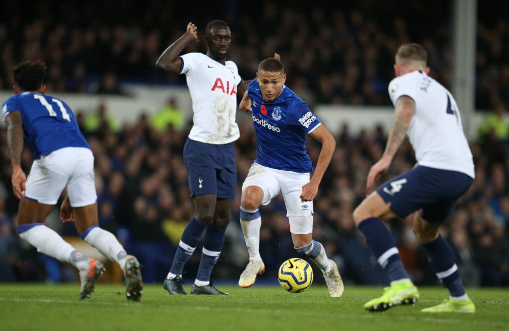 Richarlison pasa de largo pese a la marca de Davinson Sánchez que mira cómo se va el brasileño.