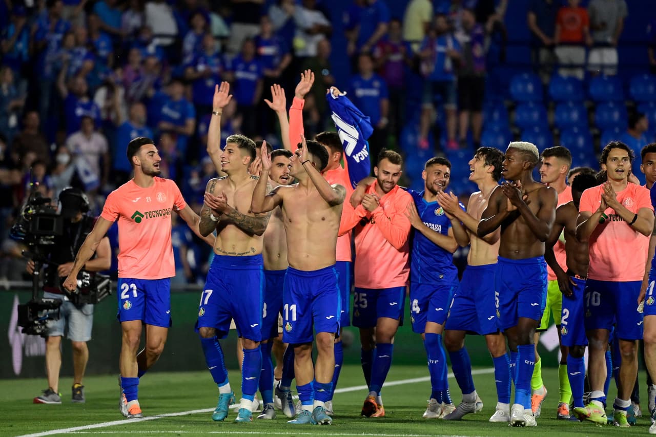 Getafe celebró ante su gente que se confirmó su permanencia en el máximo circuito del futbol español después del triste empate a cero goles ante el Barcelona.