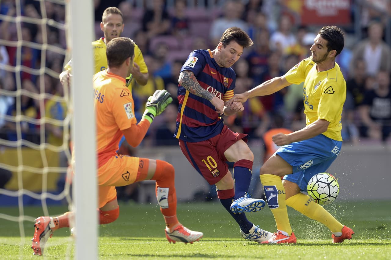 Entonces llegó a cerrarle el central Bigas y en ese momento se produjo el choque de rodillas donde el argentino se llevó la peor parte.