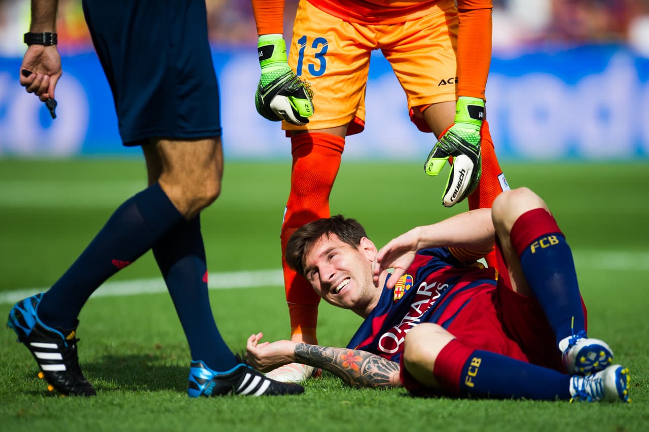 El arquero Varas de Las Palmas se acercó para ver como se encontraba el rosarino que parecía aturdido.